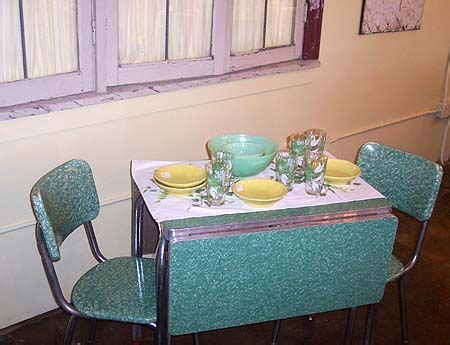 The seat and backs usually covered with vinyl fabric that matching with the tabletop. Like the 50's/60's diner style table and chairs | Tiny ...