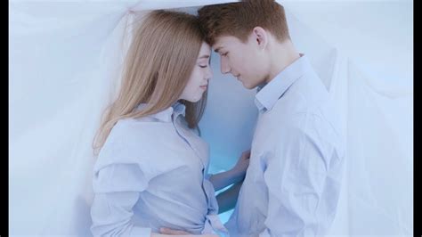 Na těchto stránkách se představuje zpěvačka a herečka natálie naty hrychová. Naty - O nás dvou (official music video) - YouTube