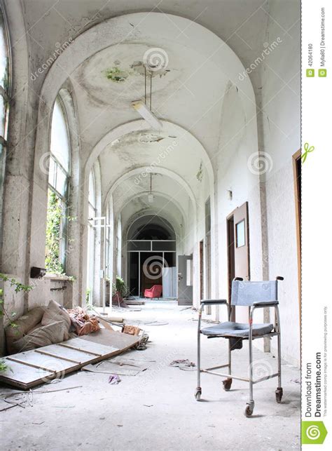 Couloir Dans L hôpital Psychiatrique Abandonné Photo stock Image du foncé abandonné