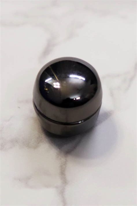 Black Round Magnetic Pin That Adorbs Hijab