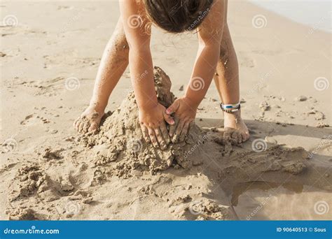 Ragazza Che Gioca Con La Sabbia Nella Spiaggia Della Spiaggia Estate Immagine Stock Immagine