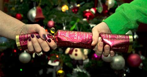 Add glue to the end of the paper and then roll up tightly and seal. Święta Bożego Narodzenia w Wielkiej Brytanii - czym się ...