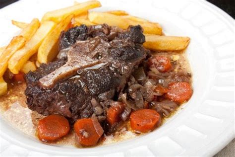 Son muchos los platos de esa región que. Rabo de toro estofado.