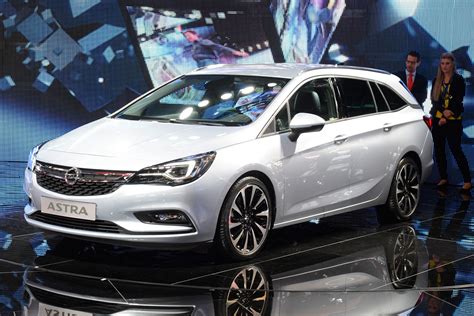 New Vauxhall Astra Sports Tourer Estate Pictures Carbuyer