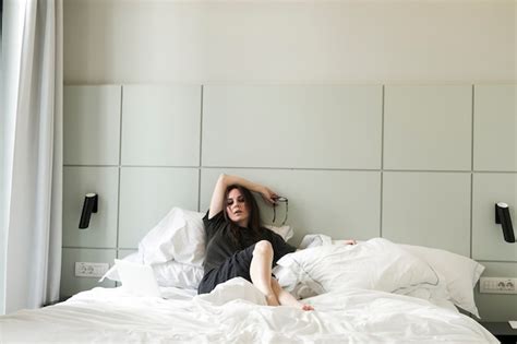 Sensual mulher deitada na cama Foto Grátis