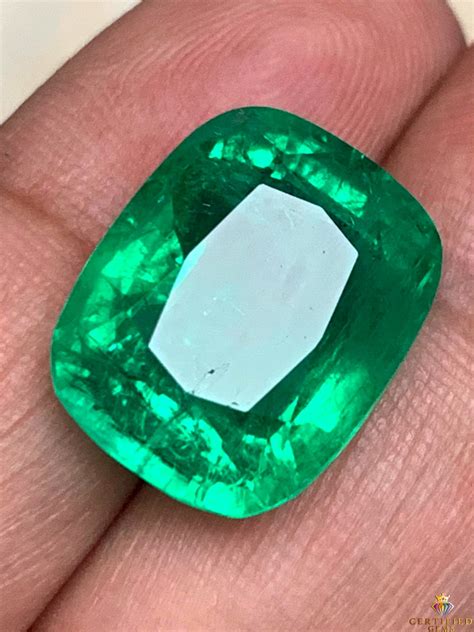 Lustrous 1952 Ct Natural Emerald Gemstone