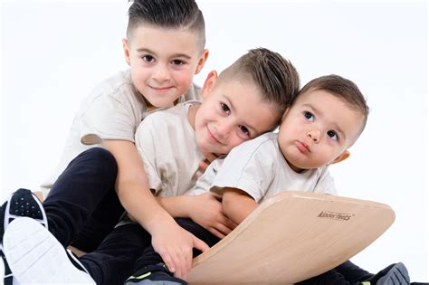 Family (father, mother and their sons and daughters). Familie Lakap op bezoek, het was feest in onze fotostudio!