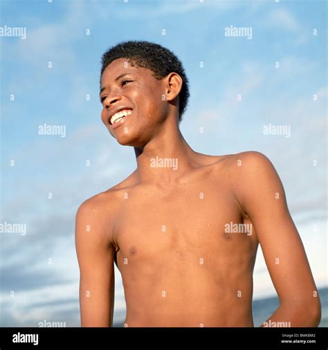 Un Muchacho Adolescente Africano En Kenya De Pie En La Playa Con La