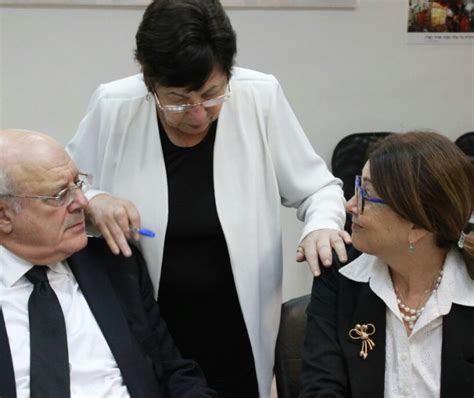 נשיאת בית המשפט העליון, השופטת אסתר חיות, מסרה הערב (שלישי) עדות בפרשה 1270, שבמסגרתה נחקרים חשדות לשוחד שהוצע לשופטת הילה גרסטל מטעם מקורב לראש הממשלה בנימין נתניהו. מינוי חיות: ראש הממשלה בירך, יריב לוין טען: "בחירות ...