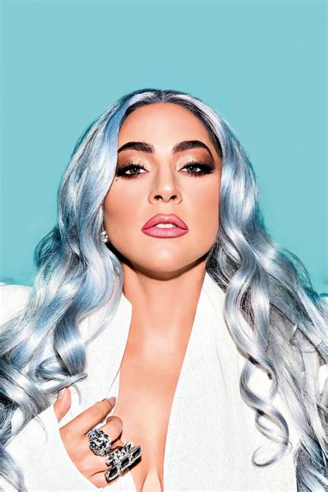 Lady Gaga curte post de fã brasileiro que diz que ela carrega o pop