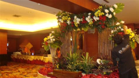 70+ inspirasi dekorasi pelaminan minimalis modern hingga klasik. Dekorasi Pelaminan, Bunga Meja dan Standing di Hotel ...