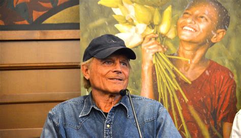 Terence hill è un attore che ben si è incastrato in quel contesto da cinema di genere per adolescenti anni settanta/ottanta e che ha portato, col sorriso birichino fra le labbra sottili e quegli occhi azzurri vispissimi, il personaggio di base del cowboy buono. Religion Today Film Festival, premio alla carriera a Terence Hill | RomaSette