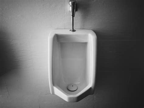 Cerca De Baño Público De Hombres Urinario Primer Orinal Blanco En Baño De Hombres Foto Premium