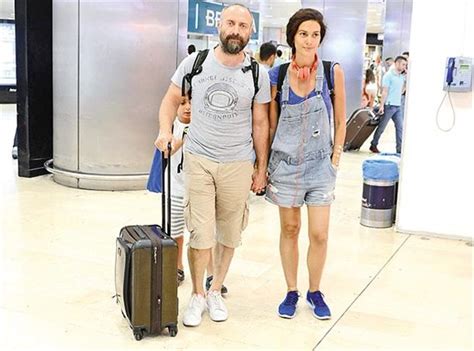 Bergüzar korel miray'ın önünü kesiyor, sahnelere müdahale ediyor, miray daner'in parlamasını önlüyor diye iftiralar dönerken, bunları fan toplantısında bizzat annen anlatırken aklın nerdeydi ? Halit Ergenç ve Bergüzar Korel çifti yurt dışına çıktı!