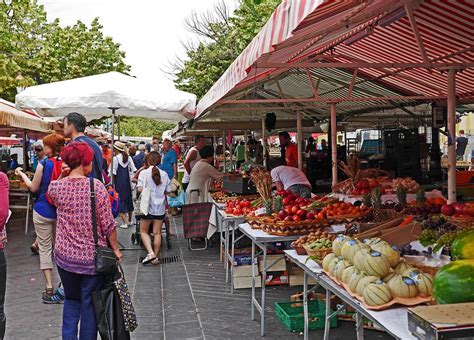 «nous sommes en plein dans les cévennes, la densité est assez faible, les étendues sont boisées et assez escarpées. Oustau Camarguen - Les marchés du Gard - Idée séjour ...