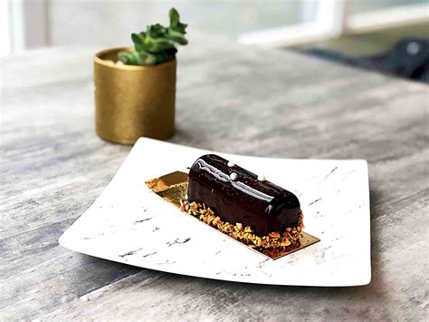 Chocolate mousse is a sophisticated, smooth and creamy dessert perfect for dinner parties or any time you are feeling fancy!! Photogenic Chocolate Mousse Cake | Hidden Gems Vancouver