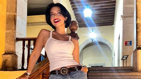 Ángela Aguilar a la cadera y cintura alta su colección de jeans que