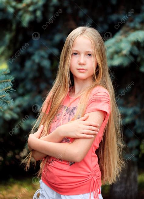 fondo joven adolescente rubia de pelo largo está posando al aire libre foto e imagen para