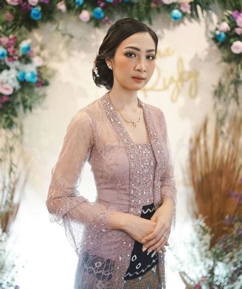 Check spelling or type a new query. 7 Ide Kebaya Lamaran Terbaru Nuansa Ungu Muda. Yang Suka ...