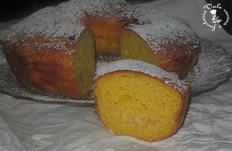 Torta fondente di mele, una ricetta semplice e con pochi grassi, senza burro né olio, con ricotta e tante mele golden. ciambella di mele con ricotta e mandorle