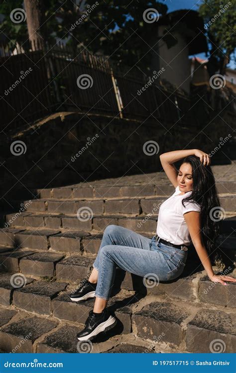 Mujer Sexy En Denim Sentada En Las Escaleras En La Ciudad Mujer Con