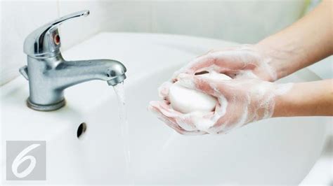Membilas sabun di bawah aliran air juga bisa meredakan iritasi pada. Gambar Tangan Yang Sedang Mencuci Tangan - Gambar Keren 2020