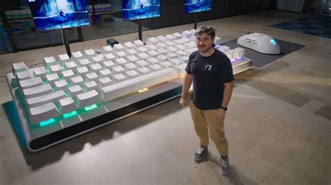 Alienware Builds The Worlds Largest Mechanical Keyboard And Mouse
