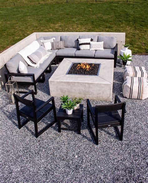 Modern Outdoor Fire Pit Seating Area In 2021 Fire Pit Seating Area