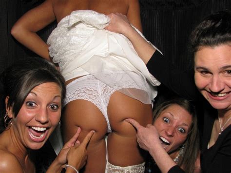 Bride Flashing Her Thong In A Photobooth With Her Bridesmaids Foto Porno Eporner