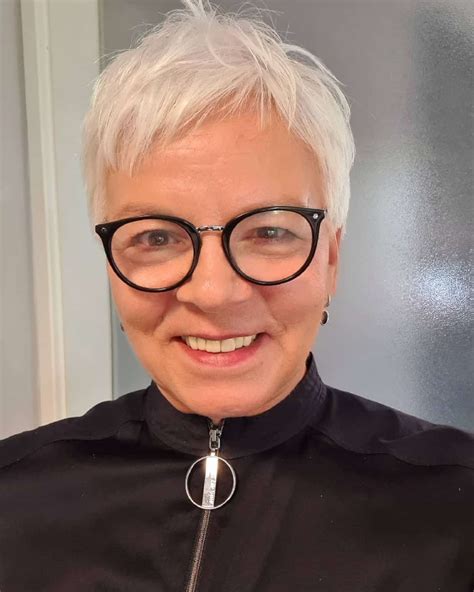 25 Most Flattering Pixie Cuts For Older Ladies With Glasses Short
