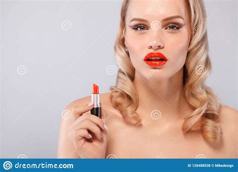 mooi blonde op een hollywood manier met krullen rode lippen lippenstift ter beschikking het