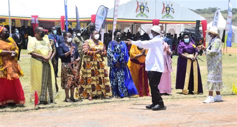 “stop excuses ” president museveni tells ugandans to fight poverty through dairy farming four