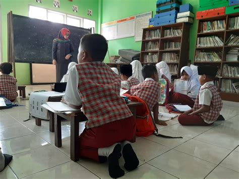 Minim Ruang Kelas Siswa Sdn Cikadongdong Belajar Di Lantai