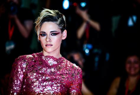 Flipboard Kristen Stewart Opened Up About Being Told Not To Hold Her