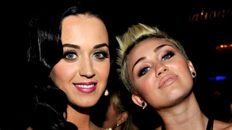 ¡la Besó En Pleno Escenario Miley Cyrus A Katy Perry El Gráfico