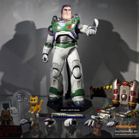 Lightyear 2022 Alpha Buzz Lightyear Deluxe 16th Scale Hot Toys Action Figure