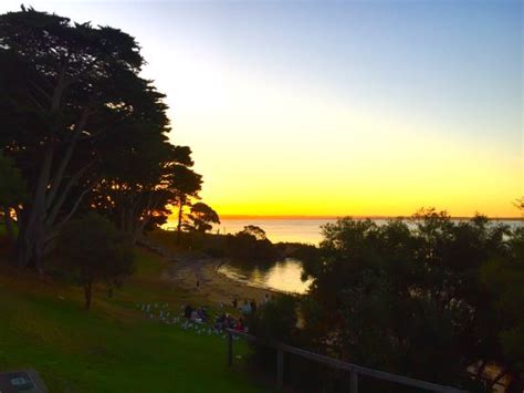 2 hours ago, a strong breeze ( 11 m/s 40 km/h 25 miles/hour 21 knot 6 bft) was observed in wilsons promontory. Phillip Island Weather - a Temperate Climate