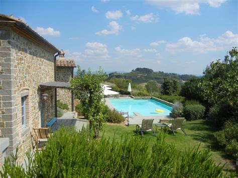 L'agriturismo beneficia di una bellissima terrazza sulla piana e sul mare di calabria meravigliosa. Un agriturismo vicino San Gimignano - Io Amo i Viaggi