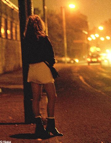 La Prostitution Redevient Visible Sur Les Trottoirs Parisiens Elle