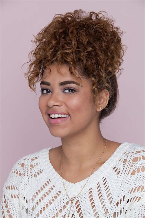How To Do The Pineapple Method On Naturally Curly Hair All Things Hair Us