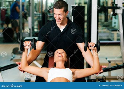 Persoonlijke Trainer In Gymnastiek Stock Foto Image Of Paar