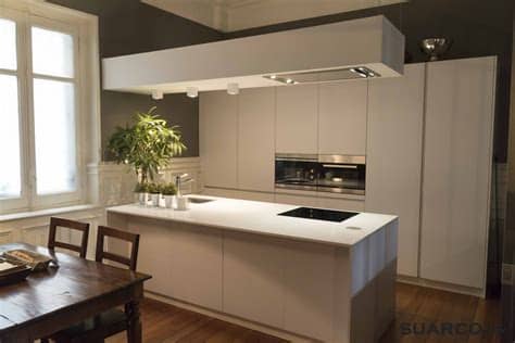 Hemos elegido una #portobello que es fantástica. Cocina moderna blanca con isla americana y encimera de ...