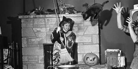 13 Photos Showing How Trick Or Treating Has Evolved Over Time