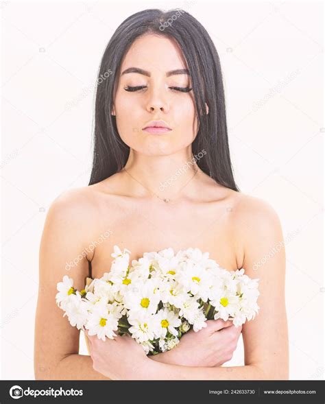 concepto cuidado piel chica cara tranquila está desnuda sostiene flores fotografía de stock