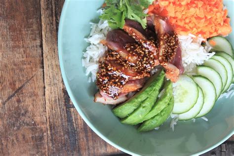 Poke bowl recept met kip vis en vega kruiden of als buffet maken