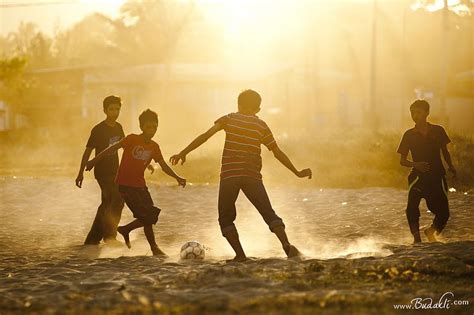Los niños juegan al fútbol en el parque. soccer kids kampung | Fútbol callejero, Fotografía de ...