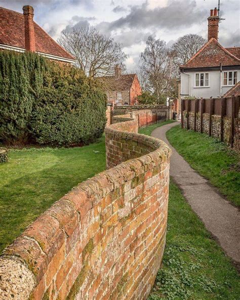 15 Examples Of Weird British Wavy Brick Walls - Barnorama