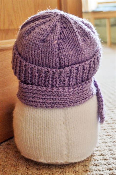 This fun felted cat doorstop pattern from the book kitty knits is knitted flat, then the front and back are sewn together and a bottom is added for depth. Snowman Doorstop Knitting Pattern - Knitting by Post