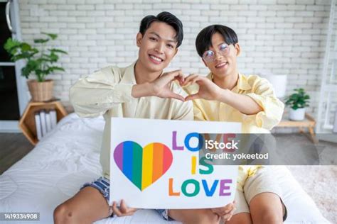 Pasangan Gay Asia Memegang Tanda Pelangi Lgbt Di Rumah Konsep Lgbtq Foto Stok Unduh Gambar