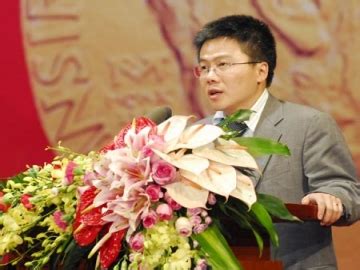 Nhưng ông sốc khi nhận tháng lương đầu tiên, số tiền không đủ để mua vé máy bay về việt nam. GS Ngô Bảo Châu và bí quyết học để thành công